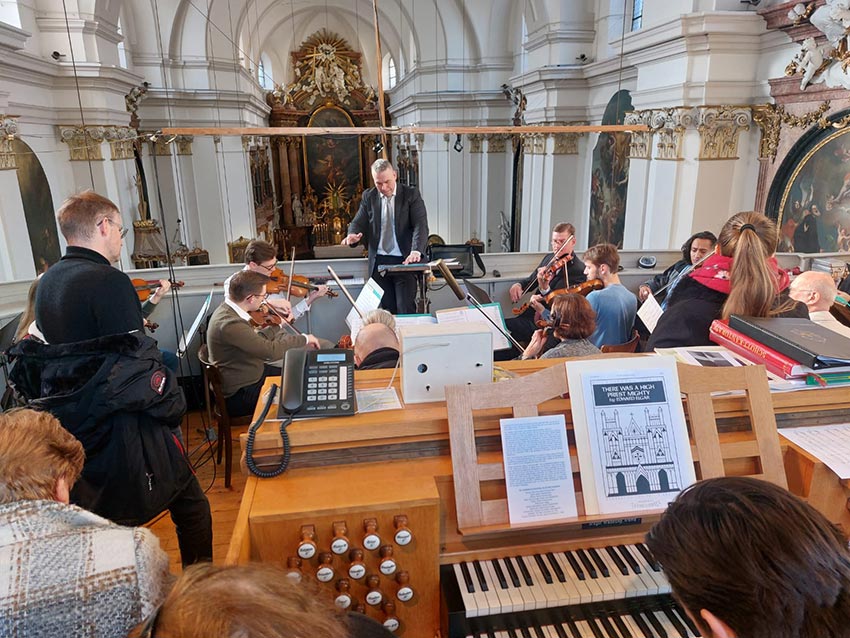Der Chor Wien Neubau in der St. Ulrichs Kirche in 1070 Wien. Aufführung der Missa in Tempore Belli von Joseph Haydn. bekannt als Paukenmesse.
