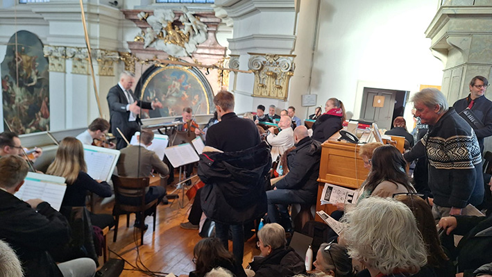 Der Chor Wien Neubau in der St. Ulrichs Kirche in 1070 Wien. Aufführung der Missa in Tempore Belli von Joseph Haydn. bekannt als Paukenmesse.